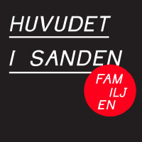 FAMILJEN <br> HUVUDET I SANDEN